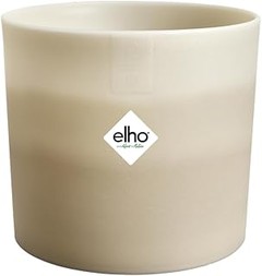 Comparativa de materiales en macetas de exterior: plástico y barro