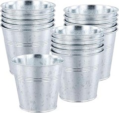 Macetas de metal pequeñas vs. macetas de plástico: ¿Cuál elegir?